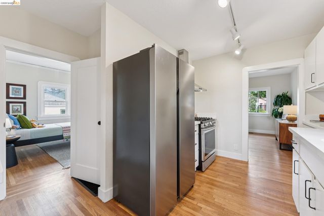 7201 Sunkist Dr, Oakland, CA 94605