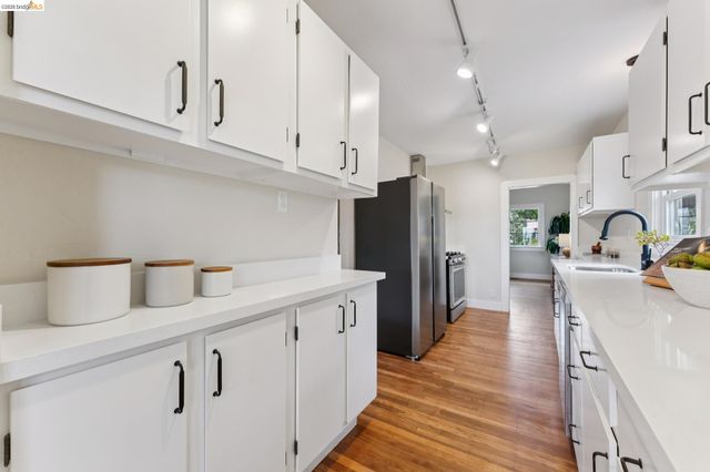 7201 Sunkist Dr, Oakland, CA 94605