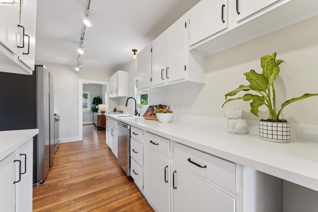 7201 Sunkist Dr, Oakland, CA 94605