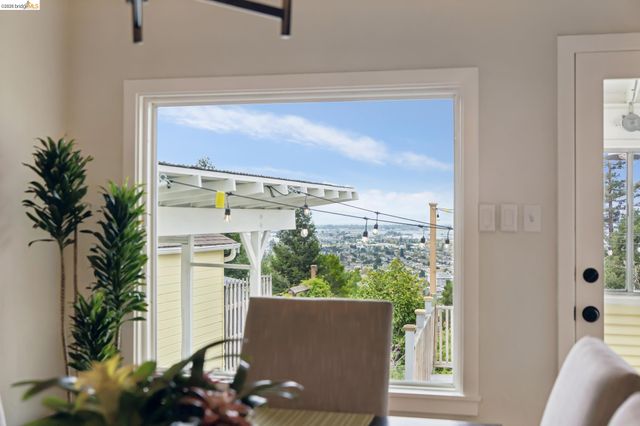 7201 Sunkist Dr, Oakland, CA 94605