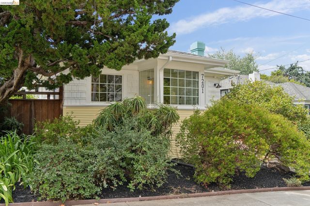 7201 Sunkist Dr, Oakland, CA 94605