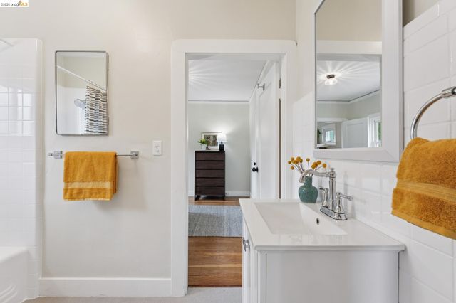 7201 Sunkist Dr, Oakland, CA 94605