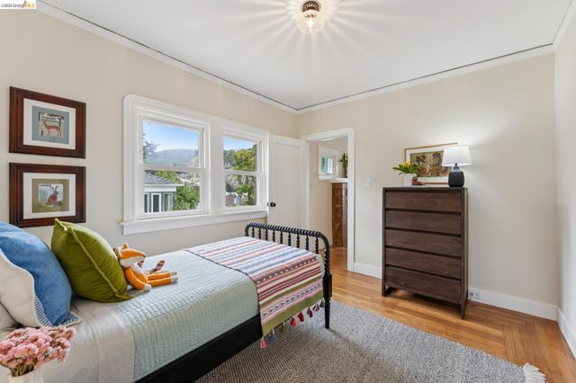 7201 Sunkist Dr, Oakland, CA 94605