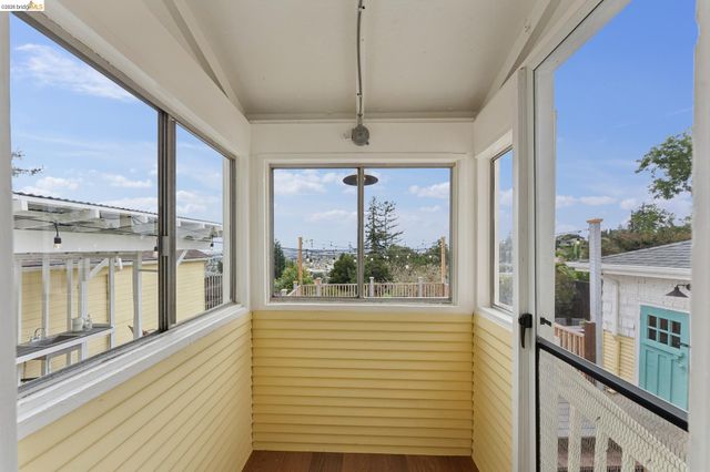 7201 Sunkist Dr, Oakland, CA 94605