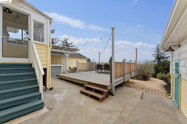 7201 Sunkist Dr, Oakland, CA 94605