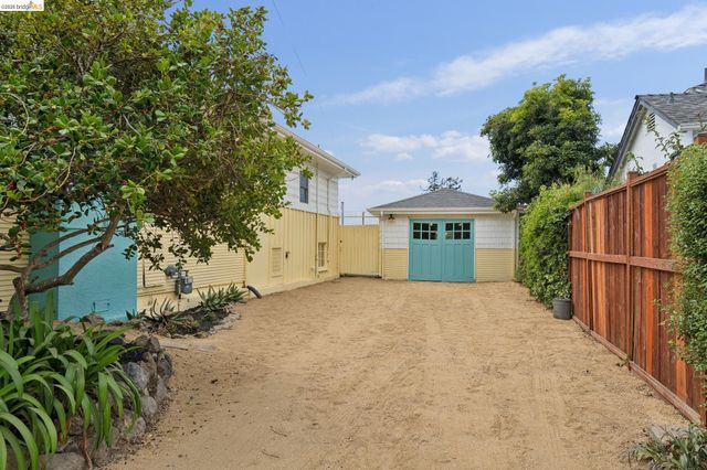 7201 Sunkist Dr, Oakland, CA 94605
