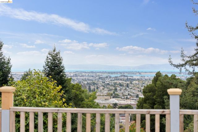 7201 Sunkist Dr, Oakland, CA 94605