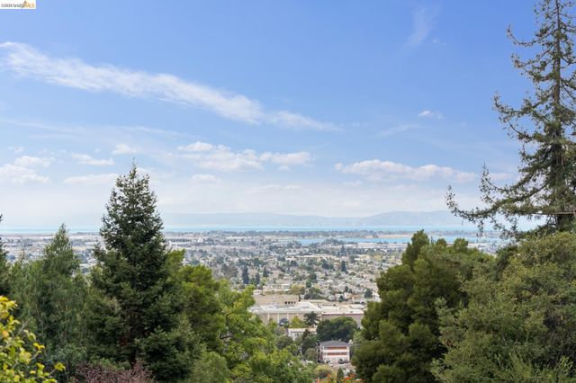 7201 Sunkist Dr, Oakland, CA 94605