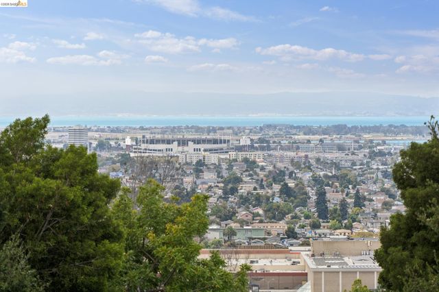 7201 Sunkist Dr, Oakland, CA 94605