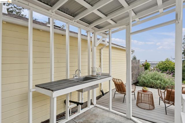 7201 Sunkist Dr, Oakland, CA 94605