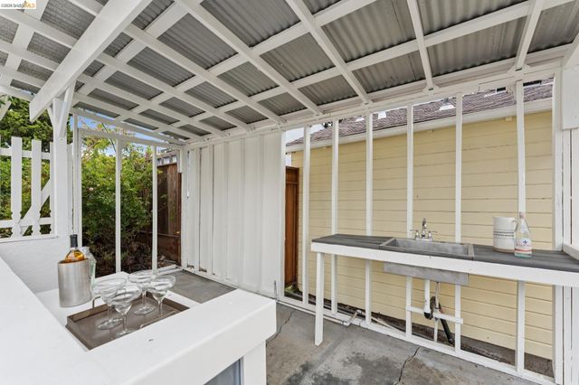 7201 Sunkist Dr, Oakland, CA 94605