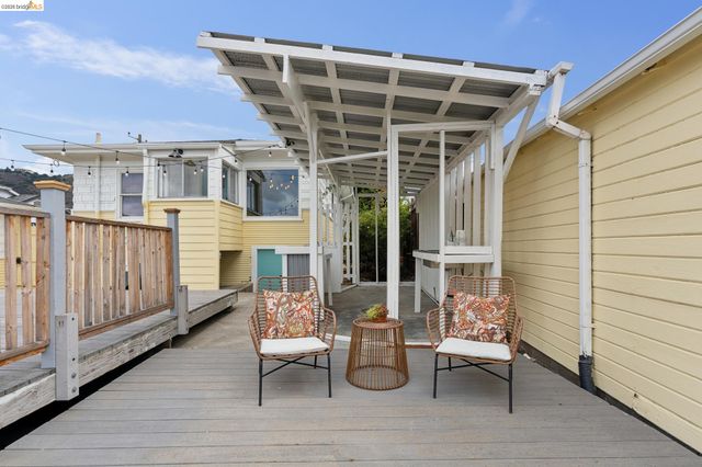 7201 Sunkist Dr, Oakland, CA 94605