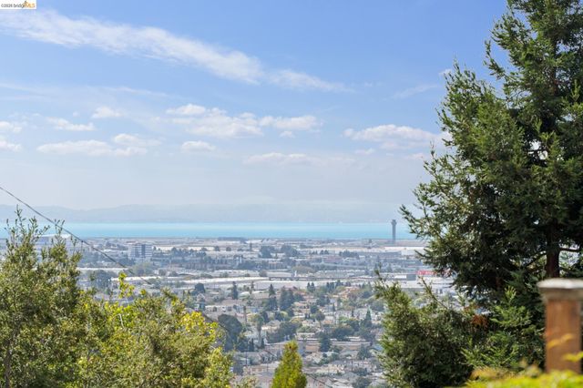 7201 Sunkist Dr, Oakland, CA 94605