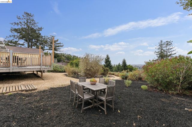7201 Sunkist Dr, Oakland, CA 94605