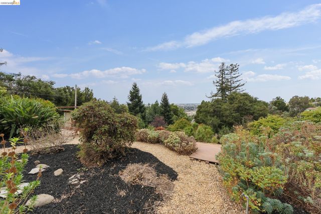 7201 Sunkist Dr, Oakland, CA 94605