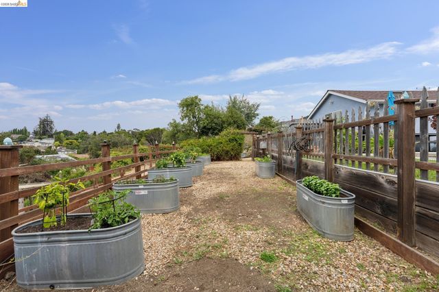 7201 Sunkist Dr, Oakland, CA 94605