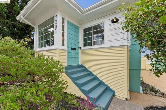7201 Sunkist Dr, Oakland, CA 94605