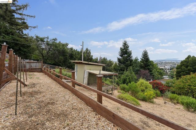 7201 Sunkist Dr, Oakland, CA 94605