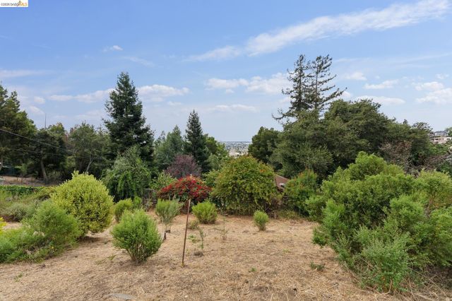 7201 Sunkist Dr, Oakland, CA 94605