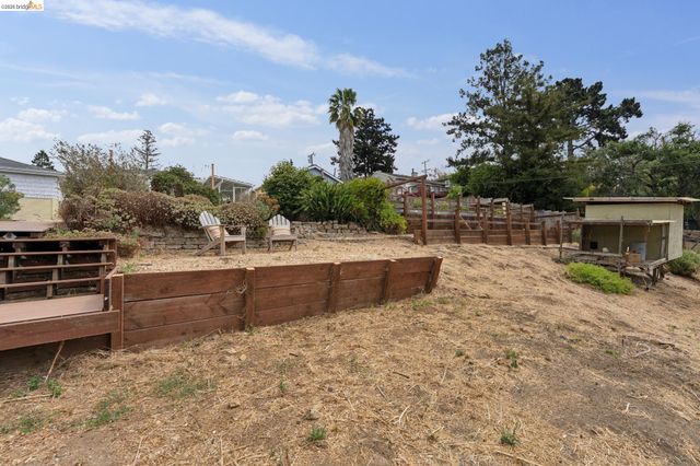 7201 Sunkist Dr, Oakland, CA 94605