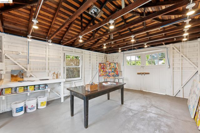 7201 Sunkist Dr, Oakland, CA 94605