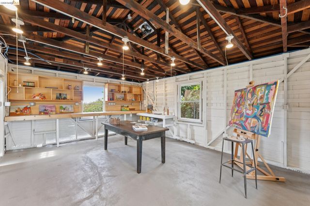 7201 Sunkist Dr, Oakland, CA 94605