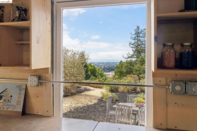 7201 Sunkist Dr, Oakland, CA 94605