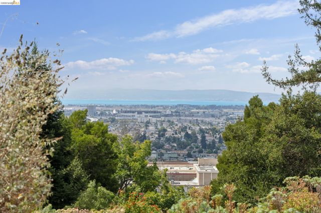 7201 Sunkist Dr, Oakland, CA 94605