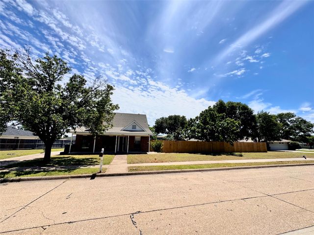 2006 Toulon Lane, Carrollton, TX 75007