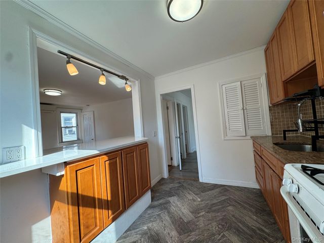 267 Plainfield Avenue 2F, Floral Park, NY 11001
