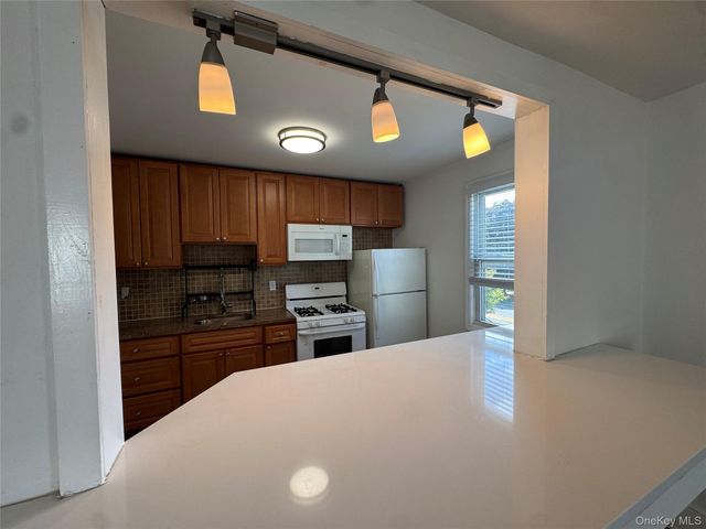 267 Plainfield Avenue 2F, Floral Park, NY 11001