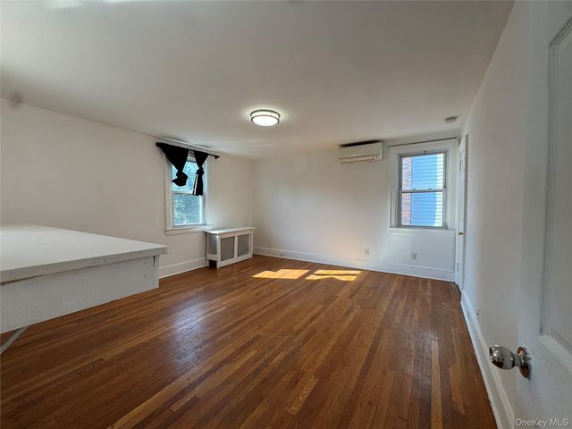267 Plainfield Avenue 2F, Floral Park, NY 11001