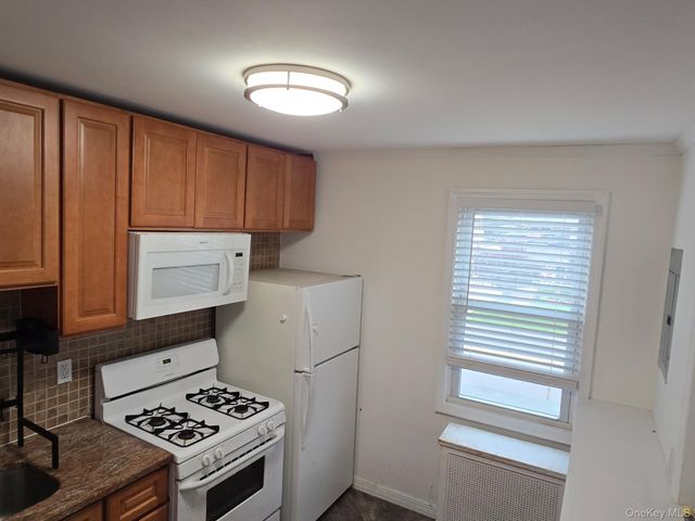 267 Plainfield Avenue 2F, Floral Park, NY 11001