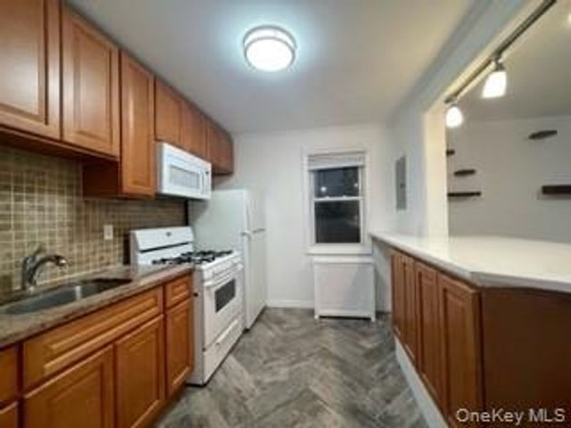 267 Plainfield Avenue 2F, Floral Park, NY 11001