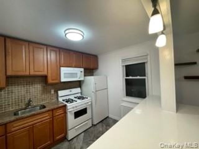 267 Plainfield Avenue 2F, Floral Park, NY 11001