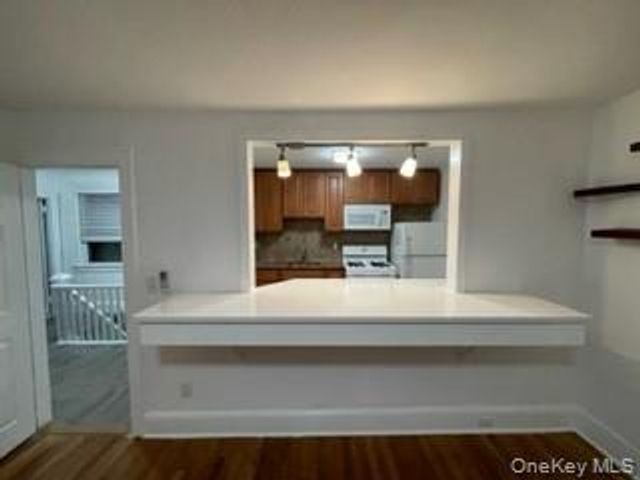 267 Plainfield Avenue 2F, Floral Park, NY 11001