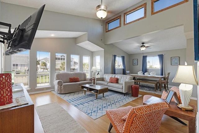 13617 Pirates Beach Boulevard, Galveston, TX 77554