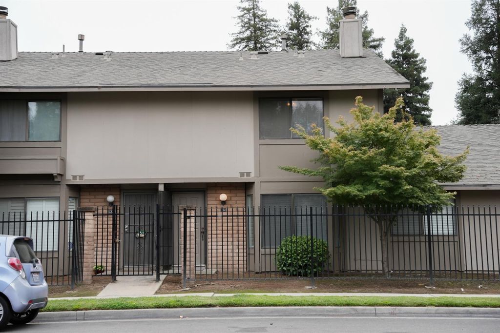 Image 2 of property listing at 4676 E Alamos Avenue # 134, Fresno, CA 93726
