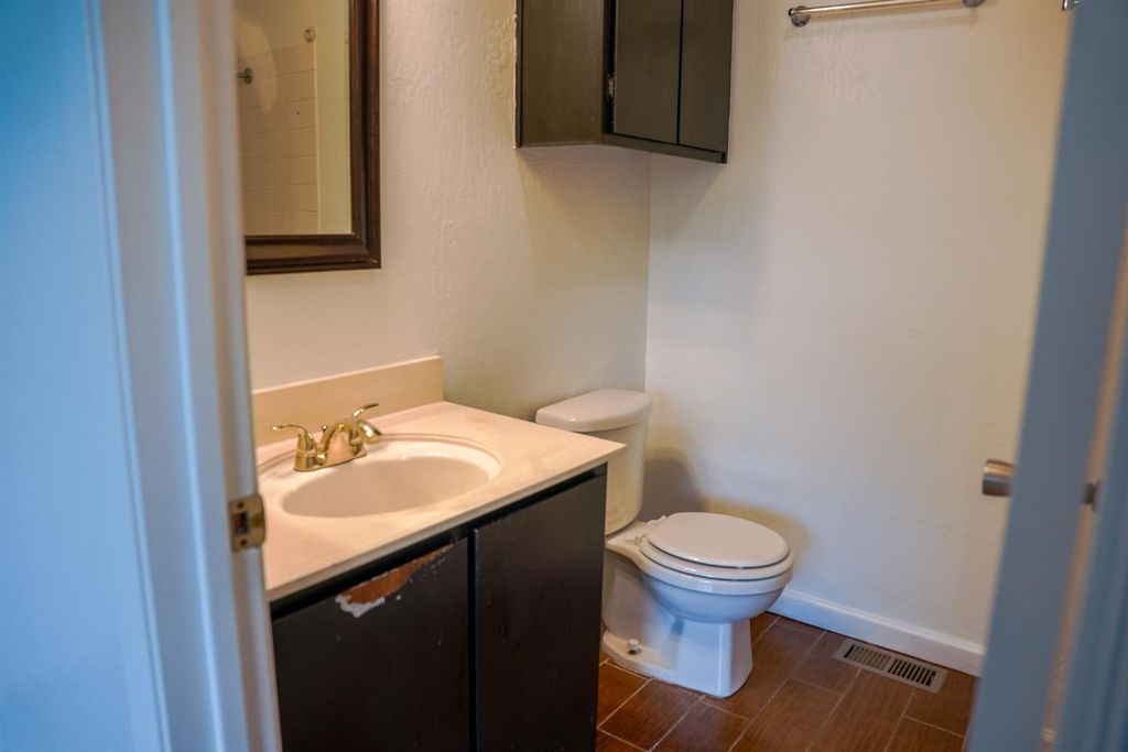 Image 9 of property listing at 4676 E Alamos Avenue # 134, Fresno, CA 93726