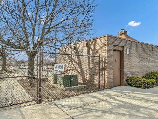 1500 Robin Circle 418, Hoffman Estates, IL 60194