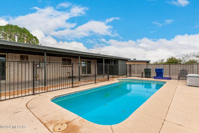 4030 S Knotty Pine Place, Tucson, AZ 85730