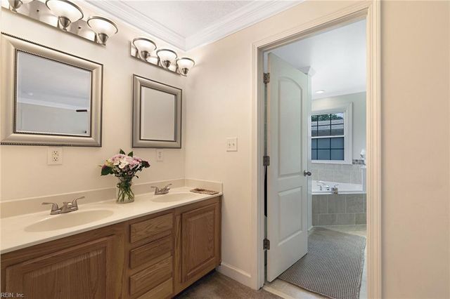 55 Brogden LN, Hampton, VA 23666