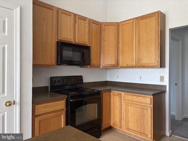 594 HOPKINS LANDING DR, Essex, MD 21221
