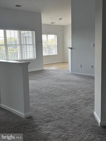 594 HOPKINS LANDING DR, Essex, MD 21221