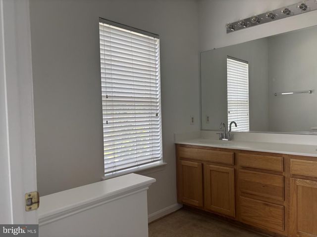 594 HOPKINS LANDING DR, Essex, MD 21221