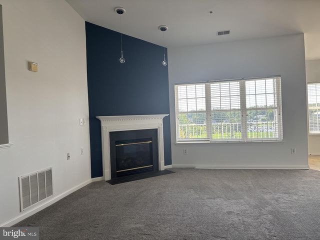 594 HOPKINS LANDING DR, Essex, MD 21221