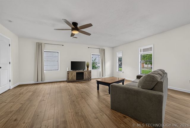 322 E Maple Street, Skiatook, OK 74070
