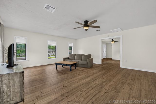 322 E Maple Street, Skiatook, OK 74070