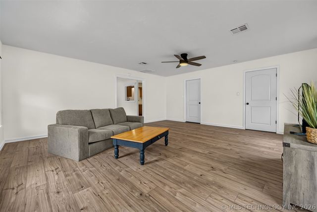 322 E Maple Street, Skiatook, OK 74070