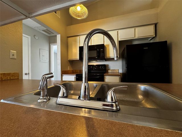 1705 Crossing Place 139C, Austin, TX 78741